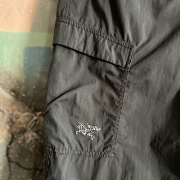 ARC’TERYX Black Women’s Cargo Shorts size 4 - Picture 2 of 11
